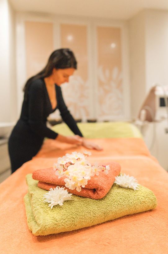 Valentine en préparation d'un maquillage au palais des fleurs, institut de beauté à Dieulefit